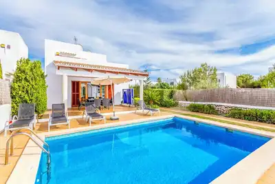 Image de Villa Pi Verd - Cette villa comprend une piscine privée, Wi-Fi et proche des commodités