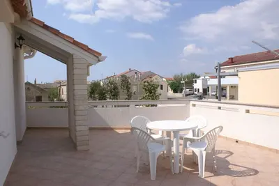 Appartement de deux chambres avec la terrasse et la vue sur le mer Povljana, Pag (A-233-a)