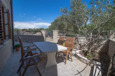 Image de Appartement de deux chambres avec la terrasse Punta kriza, Cres (A-8082-a)