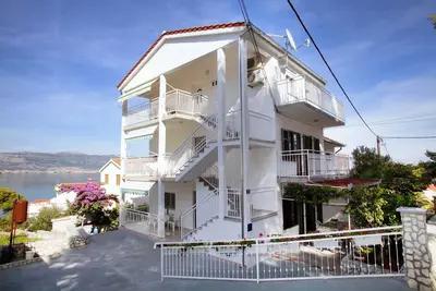 Image de Appartement de deux chambres avec la terrasse et la vue sur le mer Slatine, Ciovo (A-972-b)