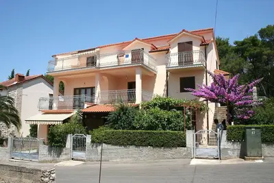 Image de Appartement de trois chambres avec la terrasse Vrboska, Hvar (A-4634-a)