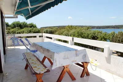 Image de Appartement de quatre chambres avec la terrasse et la vue sur le mer Punat, Krk (A-5328-a)