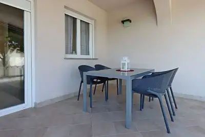 Image de Appartement de deux chambres avec la terrasse et la vue sur le mer Banjol, Rab (A-12838-a)