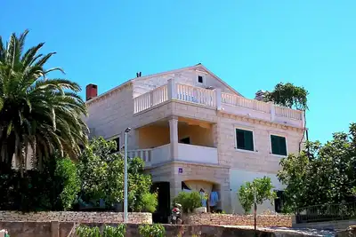 Image de Appartement de quatre chambres avec la terrasse et la vue sur le mer Sumartin, Brac (A-11387-a)