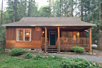 Image de Glacier Springs Cabin #chambres, 2 salles de bain - bain Ă remous! Animaux accep