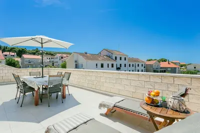 Appartement de deux chambres avec la terrasse et la vue sur le mer Supetar, Brac (A-5658-a)