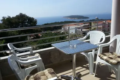 Image de Appartement de deux chambres avec le balcon et la vue sur le mer Bilo, Primosten (A-12870-b)