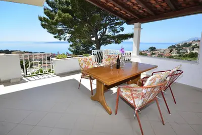 Appartement d'une chambre avec la terrasse et la vue sur le mer Baska Voda, Makarska (A-12442-a)