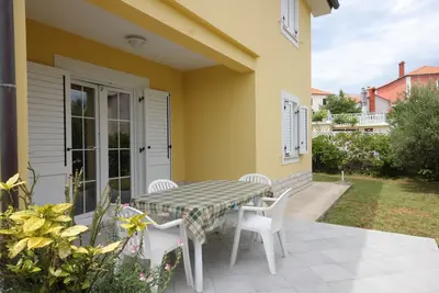 Image de Appartement de deux chambres avec la terrasse Nerezine, Losinj (A-3451-a)