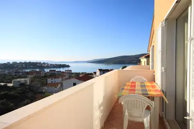 Appartement de deux chambres avec le balcon et la vue sur le mer Seget Vranjica, Trogir (A-8507-c)