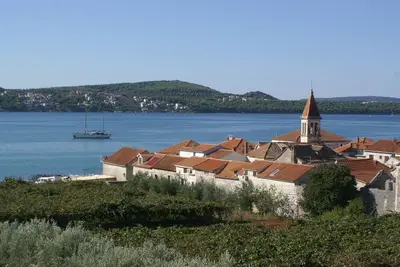 Appartement de deux chambres avec la terrasse et la vue sur le mer Seget Donji, Trogir (A-2041-d)