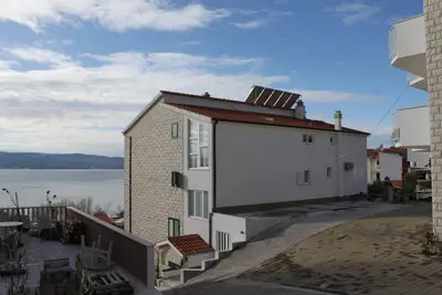Garçonnière avec le balcon et la vue sur le mer Duce, Omis (As-7532-b)