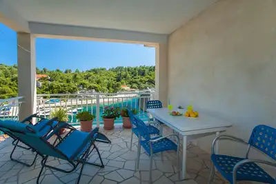 Image de Appartement de deux chambres avec la terrasse et la vue sur le mer Grscica, Korcula (A-132-a)