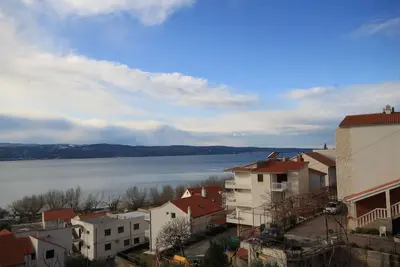 Garçonnière avec le balcon et la vue sur le mer Duce, Omis (As-7532-c)