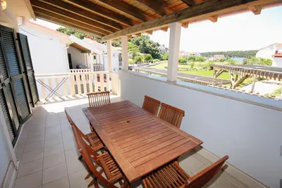 Image de Appartement de deux chambres avec la terrasse et la vue sur le mer Palit, Rab (A-3212-c)