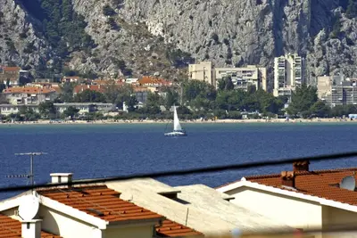 Garçonnière avec le balcon et la vue sur le mer Nemira, Omis (As-4652-c)