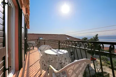 Appartement d'une chambre avec le balcon et la vue sur le mer Stanici, Omis (A-1027-a)