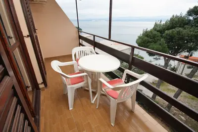 Appartement d'une chambre avec le balcon et la vue sur le mer Nemira, Omis (A-5884-c)