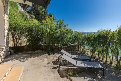 Image de Garçonnière prés de la plage Nemira, Omis (As-4277-a)