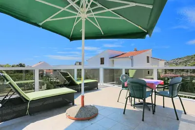 Image de Garçonnière avec la terrasse et la vue sur le mer Razanj, Rogoznica (As-4322-a)