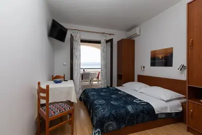 Image de Garçonnière avec la terrasse et la vue sur le mer Medici, Omis (As-1046-a)