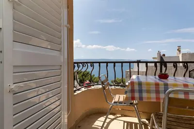 Image de Garçonnière prés de la plage Nemira, Omis (As-2782-b)