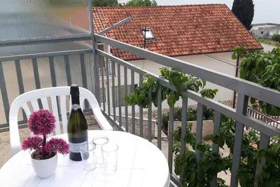 Garçonnière avec le balcon et la vue sur le mer Podaca, Makarska (As-6745-b)