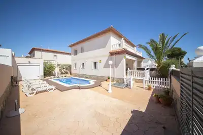 Image de À pied du village et à 200m de la plage isolée!