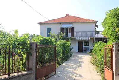 Image de Appartement de quatre chambres avec la terrasse et la vue sur le mer Ugljan (A-8264-a)