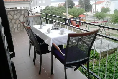 Image de Appartement de deux chambres avec le balcon et la vue sur le mer Maslenica, Novigrad (A-11089-a)