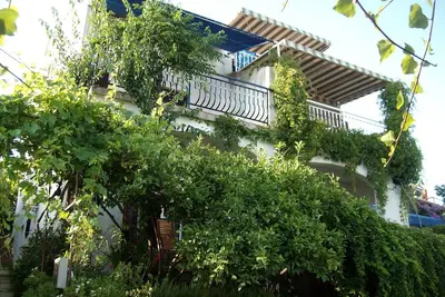 Appartement de deux chambres avec la terrasse et la vue sur le mer Seget Vranjica, Trogir (A-2037-a)