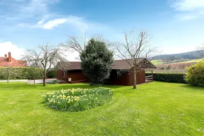 Image de Grand Lodge sur 3 hectares avec une vue fabuleuse sur Exmoor, à 1, 5 km à pied des boutiques et des pubs avec plage au-delà