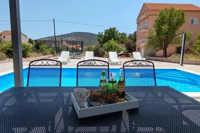 Image de Appartement de deux chambres avec le balcon et la vue sur le mer Vinisce, Trogir (A-12676-a)