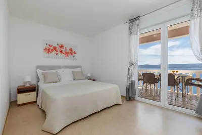 Image de Appartement de deux chambres avec la terrasse et la vue sur le mer Mimice, Omis (A-2754-c)