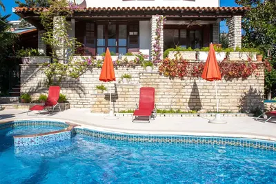 Villa Masha est une maison individuelle, pouvant accueillir très joliment 6 à 7 personnes