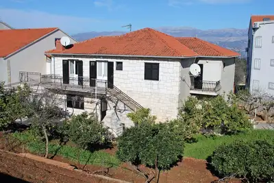 Image de Appartement de quatre chambres avec la terrasse et la vue sur le mer Supetar, Brac (A-6040-a)