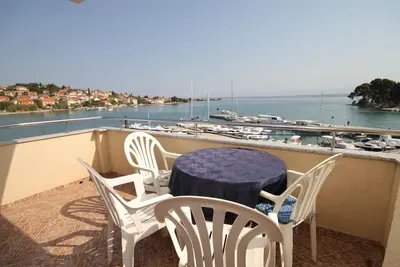 Image de Appartement d'une chambre avec la terrasse et la vue sur le mer Preko, Ugljan (A-8315-a)