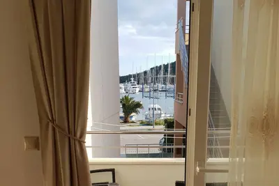 Image de Appartement de deux chambres avec la terrasse et la vue sur le mer Rogoznica (A-1089-b)