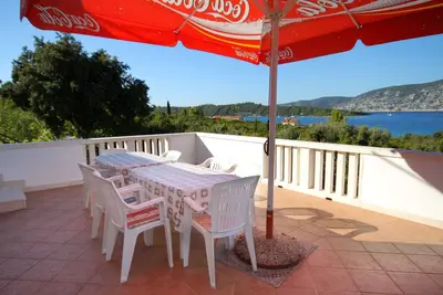 Image de Appartement de trois chambres avec la terrasse et la vue sur le mer Kneza, Korcula (A-9269-a)