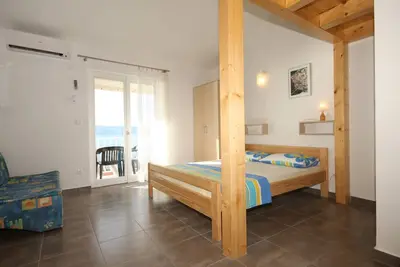 Garçonnière avec le balcon et la vue sur le mer Duce, Omis (As-7532-e)