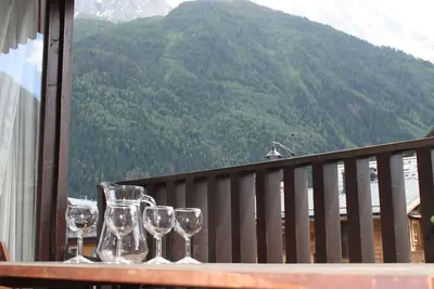 Image de Un appartement moderne d'une chambre avec balcon donnant sur le Mont Blanc, dans le centre-ville.