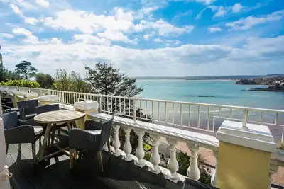Image de 8 Astor House - Premier appartement d'un lit avec une vue imprenable sur la mer et un balcon