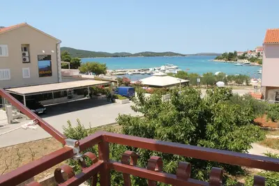 Image de Appartement de trois chambres avec la terrasse et la vue sur le mer Zaboric, Sibenik (A-2190-a)