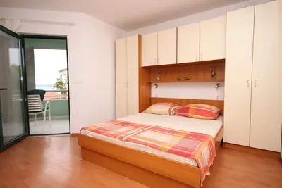 Garçonnière avec la terrasse et la vue sur le mer Brela, Makarska (As-6907-a)