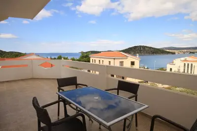 Image de Appartement d'une chambre avec la terrasse et la vue sur le mer Razanj, Rogoznica (A-8361-c)