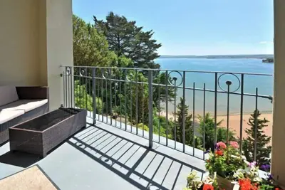 Image de 14 Astor House - Vue imprenable sur la mer depuis le grand balcon avec deux appartements élégants près du lit