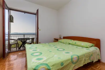 Image de Appartement d'une chambre avec le balcon et la vue sur le mer Mimice, Omis (A-11045-a)