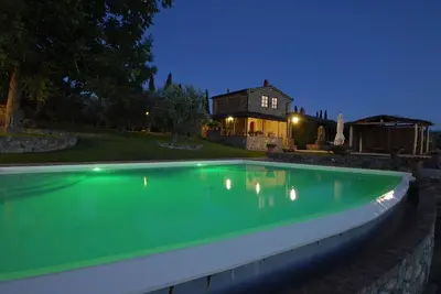 Image de Nid dans le Chianti avec piscine, jacuzzi et vue