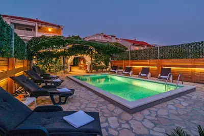 Image de Belle maison de 6 chambres Ă Zrnovnica
