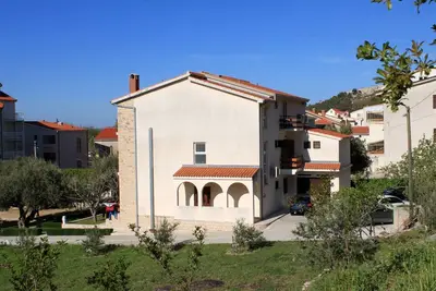 Image de Appartement d'une chambre avec le balcon et la vue sur le mer Duce, Omis (A-2821-c)